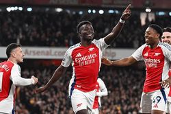 Saka tái xuất ấn tượng, Arsenal thắng kịch tính ở derby London, vẫn nuôi hy vọng vô địch