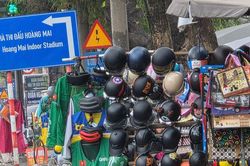Mũ bảo hiểm 'rởm' tràn lan vỉa hè Hà Nội