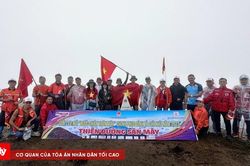 Hơn 100 phóng viên, nhà báo sẵn sàng chinh phục đỉnh Tà Xùa
