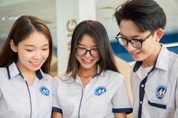 Hai trường đại học phía Nam 'thưởng nóng' cho giáo sư về công tác 500 triệu đồng