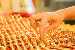 Giá vàng chiều nay ngày 2/4: Giá vàng trong nước và thế giới quay đầu giảm trước giờ phán quyết