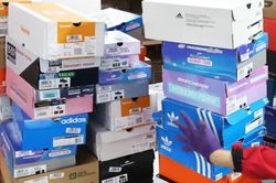 Mỹ bỏ miễn thuế đối với các lô hàng giá trị thấp từ Trung Quốc
