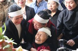 Khoảnh khắc mẹ liệt sĩ 104 tuổi òa khóc đón nhận hài cốt con trai sau hơn nửa thế kỷ chờ đợi