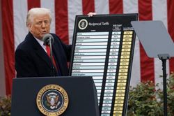 'Chiến tranh thương mại' thế giới leo thang sau khi ông Trump áp thuế toàn diện