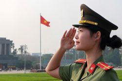 Nữ cán bộ quản lý xuất nhập cảnh - Khi trách nhiệm đi cùng trái tim