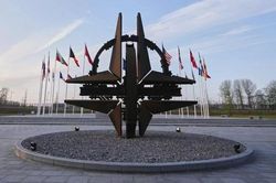 NATO 76 tuổi – Liên minh quân sự hùng mạnh hay 'gã khổng lồ' chao đảo?