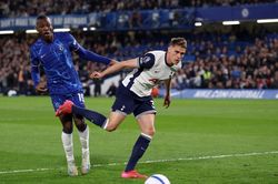 Đánh bại Tottenham, Chelsea vượt Man City trên BXH Ngoại hạng Anh