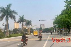 Cảnh sát giao thông Nghệ An hướng dẫn cách tham gia giao thông đúng với vạch kẻ liền sát vỉa hè