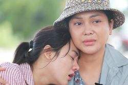 Lily Chen xúc động khi xem diễn xuất của mình trên phim 'Mẹ biển'