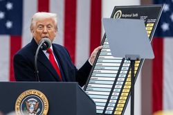 Ông Trump nói cố tình làm sụp đổ thị trường chứng khoán, tự quyết mức thuế quan