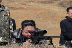 Ông Kim Jong Un thử súng bắn tỉa mới