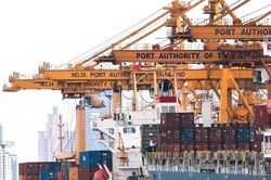Mỹ bắt đầu thu thuế 10% và phản ứng từ các nước