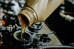 Có nên đổ dầu vào động cơ nóng không?