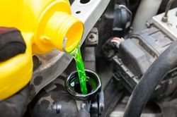 Những dấu hiệu cho thấy xe hơi sắp hết nước làm mát
