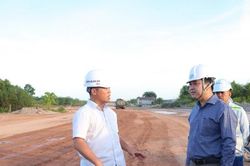 CC1 huy động hơn 100 xe vận chuyển đất đắp thi công Dự án Đường cao tốc Biên Hòa - Vũng Tàu