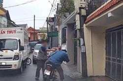 Làm rõ việc tài xế xe tải dùng gậy tấn công người đi đường