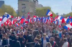 Lãnh đạo cực hữu Le Pen chưa từ bỏ tranh cử tổng thống Pháp, căng thẳng gia tăng