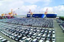 Ô tô nhập khẩu và lắp ráp trong nước 'dắt tay nhau' bứt tốc