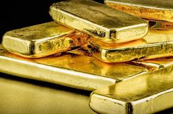 Giá vàng giảm hơn 2% khi nhà đầu tư đổ xô sang đồng USD