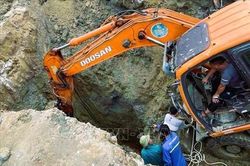 Ba người đàn ông tử vong khi xuống giếng nạo vét đất