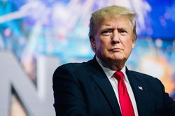 Ông Trump dọa áp thêm thuế 50% với Trung Quốc
