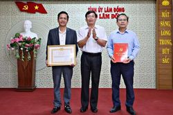 Chi bộ Báo Lâm Đồng nhận Bằng khen của Ban Thường vụ Tỉnh ủy về thành tích Hoàn thành xuất sắc nhiệm vụ tiêu biểu 5 năm liền