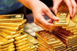 Giá vàng hôm nay lao dốc, mất mốc trăm triệu