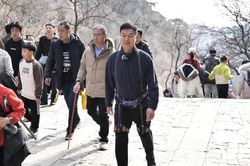 Dịch vụ 'chân robot' hút khách leo núi Thái Sơn