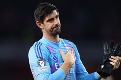 Thibaut Courtois trách đồng đội khi Declan Rice đá phạt thành bàn, thừa nhận bất ngờ trước 2 siêu phẩm