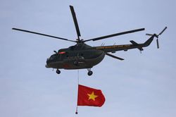 Phi đội trực thăng tập luyện trình diễn kéo cờ chào mừng 50 năm thống nhất đất nước