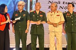 Sống lại một thời 'chân trần, chí thép'