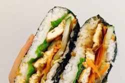 12 học sinh ở Đô Lương bị ngộ độc sau khi ăn cơm nắm bán cạnh cổng trường
