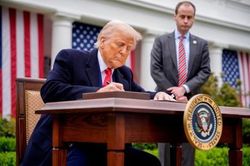 Thế giới phản ứng tích cực về quyết định hoãn thuế đối ứng của Tổng thống Trump