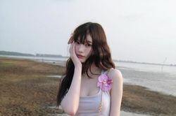 Bạn gái tiền đạo chủ lực tuyển Thái Lan khoe dáng nuột bên biển