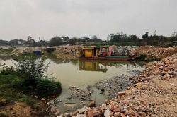 Hà Nội: Kiểm tra phản ánh tình trạng đổ trộm phế thải lấn sông Hồng