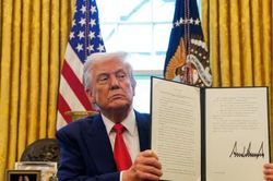 Ông Trump tạm dừng áp thuế trong 90 ngày với hầu hết các nước, tăng thuế với Trung Quốc