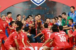 HLV Kim Sang-sik sẽ dẫn dắt đội bóng nào thi đấu với CLB Manchester United?