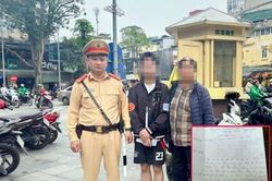 CSGT khuyên nhủ nam thanh niên bỏ nhà 'đi bụi' quay về gia đình