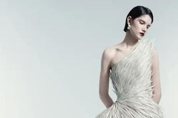Công Trí đưa lụa Lãnh Mỹ A lên tạp chí Vogue
