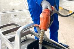 Giảm hơn 1.700 đồng, xăng RON95 chỉ còn hơn 19.000 đồng/lít