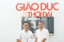 Trao quyết định Phụ trách Cơ quan thường trú Báo Giáo dục và Thời đại tại TPHCM