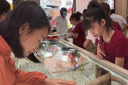 Cập nhật giá vàng chiều 11/4/2025: Giá vàng trong nước và thế giới duy trì đà tăng dù giảm so với buổi sáng