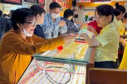 Giá vàng trong nước vọt lên mức lịch sử rồi nhanh chóng 'rơi đỉnh'