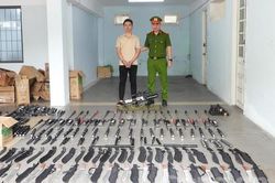 Đánh sập đường dây làm giả giấy tờ, mua bán vũ khí thô sơ quy mô toàn quốc