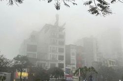 Nhiều ngày không có mưa, không khí ở Hà Nội vẫn mù mịt bởi bụi mịn