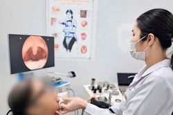 Ho kéo dài, cụ bà 79 tuổi bất ngờ phát hiện dị vật 'ẩn náu' lâu ngày
