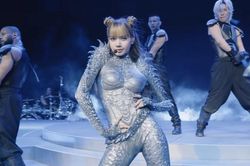 Lisa Blackpink bùng nổ mở màn sân khấu Coachella