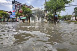 Mưa lớn gây ngập úng trên các tuyến phố ở Điện Biên