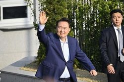 Ông Yoon Suk Yeol cùng phu nhân rời dinh thự tổng thống, chuyển đến nơi ở mới