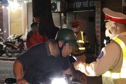 Hà Nội: Dân nhậu 'sa lưới' kiểm tra nồng độ cồn trên phố Lý Nam Đế